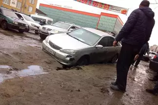 В центре Семея под землю ушла «Тойота»