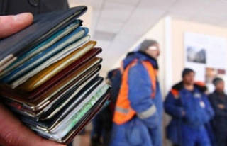 В Алматы полицейских миграционной службы уличили в подделке документов