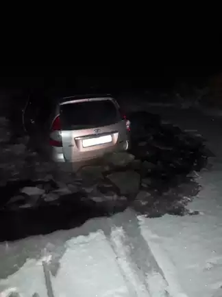 Спасатели Семея вытащили автомобиль вместе с водителем из болота