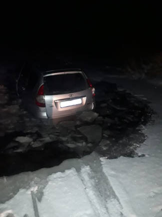 Спасатели Семея вытащили автомобиль вместе с водителем из болота