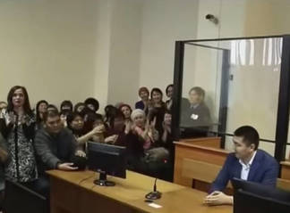 Жительниц Актобе, требовавших освободить создателя финансовой пирамиды, привлекли к ответственности