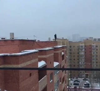 Мужчина после ссоры с супругой забрался на крышу многоэтажки в Астане