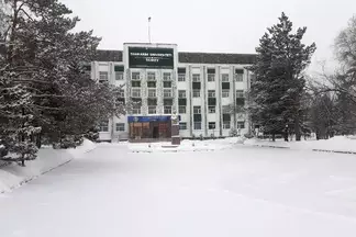 В Семее залили каток прямо перед входом в университет