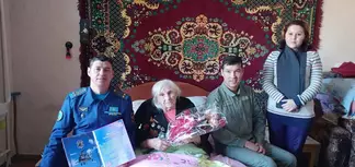 В Семее военнослужащие поздравили ветерана Великой Отечественной войны с юбилеем