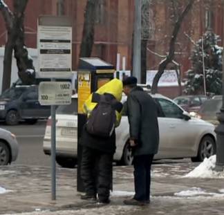 Борьба за место. В Алматы продолжает процветать парковочный произвол