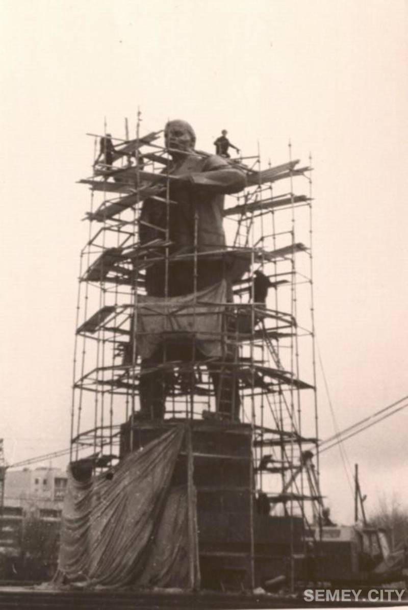 Монтаж памятника Ленину в Семипалатинске (г. Семей)