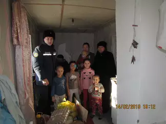 Сотрудники ЧС города Семей оказывают помощь многодетным семьям