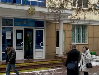 Мать, которая годами издевалась над родной дочерью, осудили в Алматы