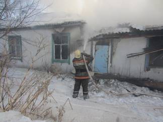 В Семее мужчина спас двоих детей и женщину во время пожара в жилом доме