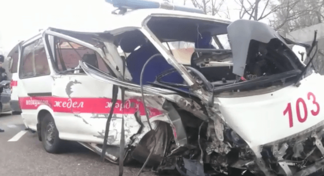 В Алматы в машину «скорой» помощи врезался автомобиль «Chevrolet»