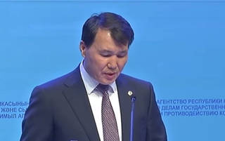Казахстанских госслужащих скоро лишат служебных удостоверений