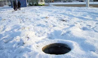С начала года 15 человек провалились в открытые колодцы столицы