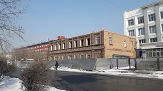 В самом центре Семея строители бойко разбирают старинный особняк из красного кирпича