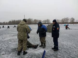 Спасатели Семея предупреждают рыбаков об опасности тонкого льда