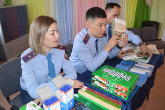 Полицейские Семея навестили детей из интерната