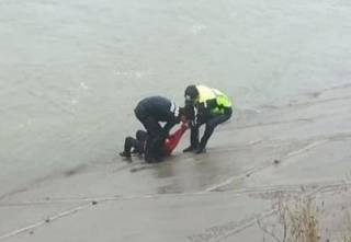 В Семее полицейский спас прыгнувшую с моста женщину