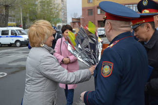 В Семее наградили полицейских, спасших прыгнувшую с моста женщину