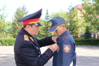 Министр внутренних дел РК генерал-лейтенант полиции Ерлан Тургумбаев наградил полицейских-героев Семея