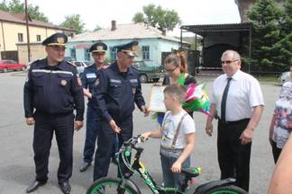 В Семее маленького героя наградили велосипедом