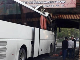 В Семее автобус застрял под мостом