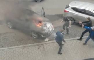 В Семее во время стоянки загорелся автомобиль