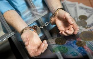 За взятку от осужденного задержали замначальника службы пробации в Семее