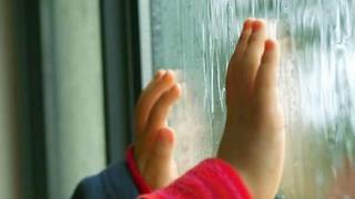 Годовалый ребёнок выпал из окна пятиэтажки в Туркестанской области