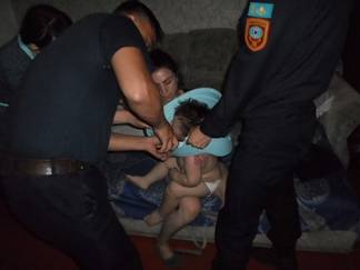 В Семее надевшему на голову горшок ребенку понадобилась помощь спасателей