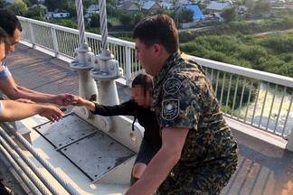 В Семее военнослужащие Нацгвардии предотвратили очередное самоубийство на подвесном мосту