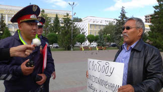 Одиночную акцию протеста в Уральске поддержали прохожие