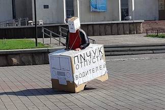 Супергерой, которого мы заслужили. В Семее человек-автобус борется за качество общественного транспорта