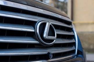 Пьяный житель Семея угнал у знакомого «Lexus» и попал в ДТП