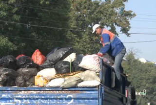Мусорный скандал: Работу по уборке мусора вместо 270 рабочих выполняли всего 8