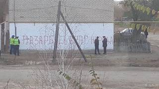 «Назарбаев враг народа» — полиция разыскивает автора надписи на стенах в селе