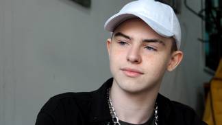 14-летний парень учится и работает барбером в Уральске