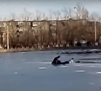 «Один висит и всё!»: трое детей провалились под лед, двоих спасти не удалось