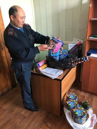 Около 100 пиротехнических изделий изъяли полицейские Семея