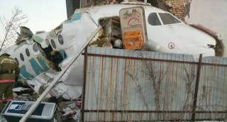 В Сети появилось видео падения самолета Bek Air в аэропорту Алматы