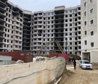 В Актау парень погиб из-за падения башенного крана