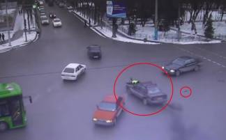 Полицейского 3 километра тащили на капоте в Шымкенте