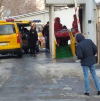 Фото врачей в скафандрах с носилками напугало казахстанцев