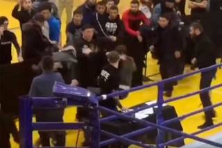 Дракой стенка на стенку между зрителями закончился турнир по MMA в Нур-Султане