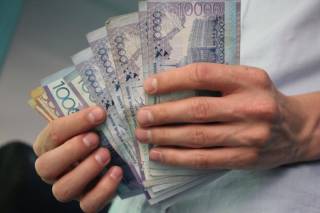 Размер среднемесячной зарплаты в Казахстане впервые превысил 200 тысяч тенге