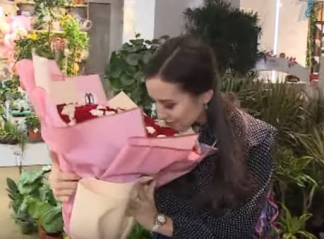 Букет из 550 роз: сколько денег мужчины тратят 8 марта?