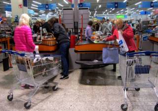 Казахстанцы атакуют магазины
