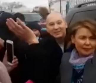 Десятки людей встречали Мухтара Джакишева у ворот тюрьмы в Семее