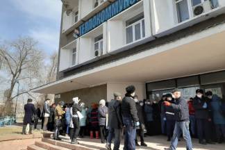 Раздача жителям Семея пропусков сопровождается ажиотажем, очередями и спекуляцией