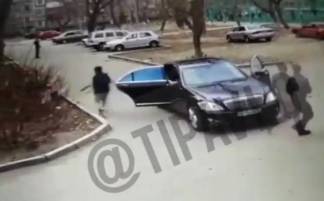 Вышел из черного Mercedes и зашел в подъезд с ружьем. В пабликах Павлодара распространяется видео