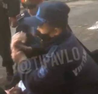 В Сети распространяется видео задержания в Павлодаре полицией прохожего с хлебом