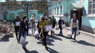 Волонтеры Семея оказывают помощь нуждающимся семьям